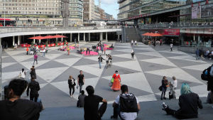Gatubarnen brukar också samlas vid Sergels torg i centrala Stockholm. Sergels torg med folk som sitter på trappan i förgrunden.