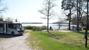 Arkivbild från stranden vid campingen i Ekenäs. Ekenäs camping med en strand och somrigt väder.