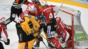 Sport på sjätteplats i tabellen (läget 27.10.2016). Ilves- och Vasa Sport-spelare kämpar framför Sports mål.