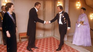 Presidentparet Koivisto under sitt första officiella statsbesök till Sverige 1982. Mauno Koivisto och Sveriges kung skakar hand.