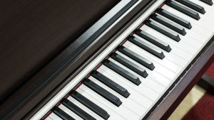 Pianona måste få service med jämna mellanrum på grund av den torra luften. Piano