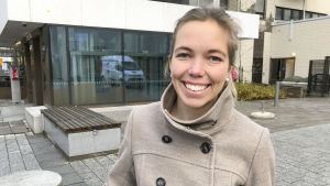 Nicola Köhler-Lagerwall tänker fortsätta ta bilen till jobbet, men västmetron ska hon också använda. Nicola Köhler-Lagerwall ler