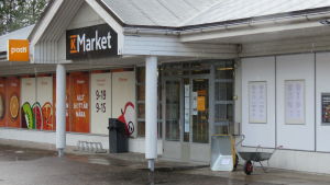 I Lantis i Ingå har man redan kallat in sommarjobbare. Det tar en hel del tid att plocka ihop matvaror för kunder som inte kan, får eller vill gå till butiken. En K-market utiifrån. Butiken finns i Ingå. Det är regnväder. Utanför finns bland natta en skottkärra (som är till salu).