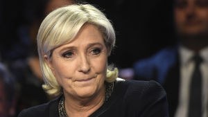 Aktivisterna protesterade mot ytterhögerns kandidat Marine Le Pen. Marine Le Pen.