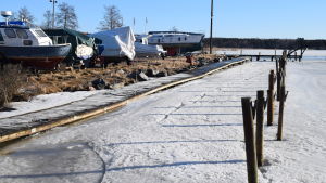 Bryggorna i Ingå småbåtshamn börjar ha ett antal år på nacken. Bild från Ingå småbåtshamn.