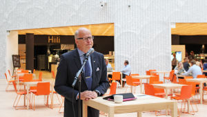 Chefdirektör Reijo Karhinen har ett eget rum i direktörskorridoren på sjunde våningen. Men han trivs också i andra våningens kafeteria. reijo karhinen är chefdirektör för OP Gruppen, september 2015 i nya utrymmen i Vallgård