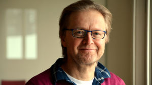 Dan Henriksson jobbar ofta i motvind för flerspråkigheten Teataerchef Dan Henriksson