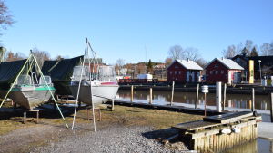 Båtägare bosatta i Ingå betalar tjugofem procent mindre för en bryggplats i småbåtshamnen i Ingå. Bild från Ingå småbåtshamn.