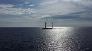 Vindkraft används redan på Åland, men kunde utvecklas ytterligare, tycker de unga, Två vindkraftverk på Lilla Båtskär, Åland.