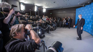 Wim Wenders under filmfestivalen Berlinale. Wim Wenders omgiven av hundratals fotografer under Berlinale-festivalen.