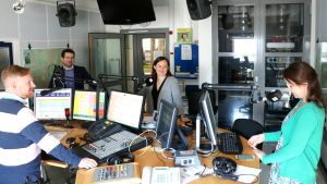 Från höger: Ted Apter (Saml), Silja Borgarsdottir Sandelin (SFP) och Veronika Honkasalo (VF). Framför spakarna programledaren Ted Urho. Helsingforspolitikerna Silja Borgarsdottir-Sandelin (SFP), Ted Apter (Saml) och Veronika Honkasalo (VF) i Yle Huvudstadsregionens studio tillsammans med programledare Ted Urho..