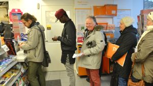 En vardag i december är det konstant kö i R-kiosken i Ekenäs också mitt på dagen. Kö i R-kiosken på Stationsvägen i Ekenäs