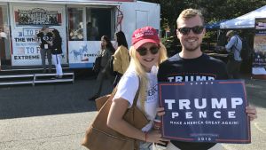 Michael Rooney och Taylor Urisko följer med debatten på ett av de otaliga debattpartyn som arrangeras på Hofstrauniversitetets campus i New York. De tror att Donald Trump kommer att skapa många nya jobb om han blir vald till president. Michael Rooney och Taylor Urisko håller upp en Trumpskylt på Hofstrauniversitetet före den första valdebatten 2016.