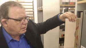 Paavo Annus har grävt fram fyra gamla inspelningar av Mu isamaa, mu õnn ja rõõm från hyllorna i det estniska nationalarkivet - tre av dem från 1908. Paavo Annus tar fram en vinylskiva från hyllorna i ljudarkivet på Estlands nationalarkiv.