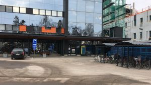 Vasa centralsjukhus. På långt håll syns dörren till infektionsmottagningen i sjukhuset. Bredvid syns byggställningar som hör till bygget av H-huset.