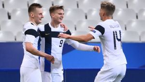 Marcus Forss och Onni Valakari kom in med besked i Paris. Finlands herrlandslag jublar.