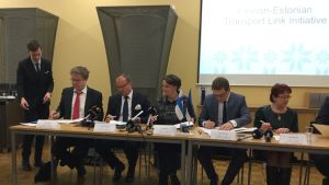 Avsiktsförklaring om tunnelutredning Helsingfors-Tallinn skrivs under. Fr.v. Helsingfors biträdande stadsdirektör Pekka Sauri, Nylands landskapsdirektör Ossi Savolainen, ministrarna Anne Berner och Kristen Michal, Harju länsdirektör Ülle Rajasalu. Avsiktsförklaring om tunnelutredning Helsingfors-Tallinn skrivs under. Fr.v. Helsingfors biträdande statdsdirektör Pekka Sauri, Nylands landskapsdirektör Ossi Savolainen, trafikminister Anne Berner, infrastrukturminister Kristen Michal, Harju ländsdirektö