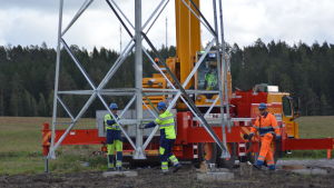 Fristående högspänningsstolpar tar mindre utrymme i anspråk än stolpar med vajrar som är fästa i marken. En högspänningsstolpe reses i Karis, Raseborg.
