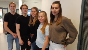 Oliver Lodenius, Kelvin Lehtimäki, Wilma Grandell, Anna Wikström och Binta Smith dagen före de gamlas dans i i Virkby gymnasium. Oliver Lodenius, Kelvin Lehtimäki, Wilma Grandell, Anna Wikström och Binta Smith i Virkby gymnasium.