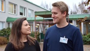 Jannika Selenius och John Sandström studerar medicin för femte året. Jannica Selenius och John Sandström framför Vårberga sjukhus.