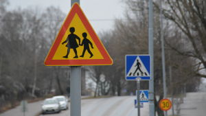 Områden i närheten av skolorna är potentiella riskmiljöer. Trafikmärken på Halmstadsgatan i Hangö.