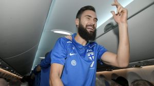 I flygplanet tillbaka till Helsingfors firade spelarna med sång och dans. Landslaget firar på planet hem från Aten.