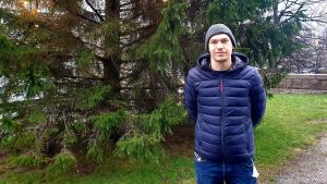 Jockum Lundsten håller i trådarna för att julgubben kan komma på besök i Pargas. Jockum Lundsten står framför en gran.