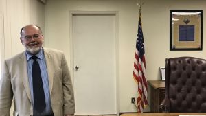 Borgmästaren i Nogales, John Doyle, säger att de som bor på USA:s sida av gränsen tycker om att besöka restaurangerna och njuta av nattlivet på den mexikanska sidan av gränsen. De mexikanska turisterna kommer över till USA främst för att handla till exempel kläder. Borgmästaren John Doyle i sitt arbetsrum i Nogales, Arizona.