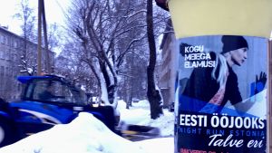Många i Estland tycker att kvinnor måste kämpa lite hårdare och våga ta för sig. En affisch med en sportande kvinna som springer.