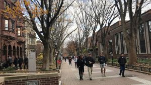 På University of Pennsylvanias campus i Philadelphia är många av byggnaderna från 1800-talet. Studerande vandrar bland 1800-talsbyggnaderna på University of Pennsylvanias campus i Philadelphia.