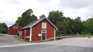 Magasinen längs ån förblir i kommunens ägo. Små röda bodar längs ån i Ingå kyrkby.