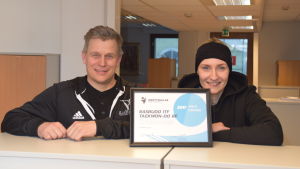Rafael och Lindah Kesti säger att träningarna ska vara roliga. Rafael Kesti och Lindah Kesti poserar med diplomet mellan sig.