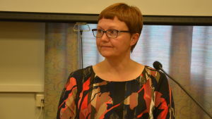Anneli Pahta beklagar sig över vårdreformen som gör besluten svårare att göra. Anneli Pahta i fullmäktigesalen 27.9.2016.