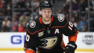 Anaheims klubbikon Corey Perry sparkades från klubben. Anaheims klubbikon Corey perry sparkades från klubben.
