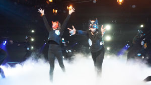 Dansarna i MGP 2018 utför en Mardrömsdans. MGP dansarna 2018 i ansiktsmasker i shownumret mardrömsdansen.