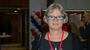 Birgitta Gran ser inte att det är hållbart med så små skolor som de i Hangöby. Birgitta Gran på Vänsterförbundets parftimöte i Kuopio.