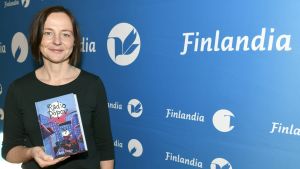 Anja Portin tilldelas Finlandia Junior-priset för boken "Radio Popov". Anja Portin med ungdomsromanen "Radio Popov".