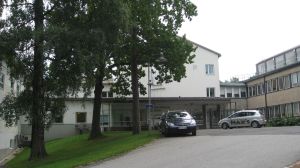 Tillbyggnaden för psykiatri, jour och hvc-vårdavdelning ska få plats alldeles invid nuvarande Västra Nylands sjukhus. Västra Nylands sjukhus i Ekenäs.