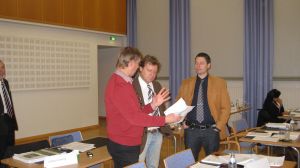 De mindre grupperna måste kanske förhandla med varandra. Peter Björklöf, Marko Reinikainen och Niklas Andersson i Raseborgs fullmäktige.