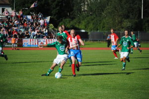 BK:S Jesse Pitkänen och Granis Jari Antikainen kämpar om bollen. BK:s Jesse Pitkänen och Grankullas Jari Antikainen kämpar om bollen.