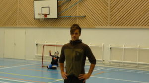 Jonas Klingenberg, gymnastiklärare i lågstadiet. Gymnastiklärare Jonas Klingenberg i Korsholm
