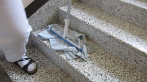 Lågavlönade behandlas orättvist av samhället, anser forskare. Städning av trappa