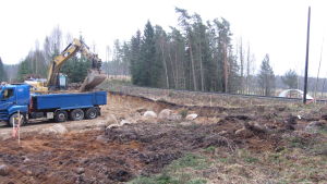 I Svedja schaktas jordmassor bort för att ge rum för vägarna som ska byggas under järnvägen.