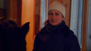 Nora Brandt forskar i hästintresset hos kvinnor och flickor Nora Brandt i stall Långvik