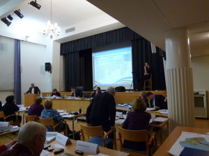 Stadsdirektören (i talarstolen) presenterade förvaltningsstadgan. Politikerna var inte förtjusta. Stadsdirektören presenterade förvaltningsstadgan. Politikerna var inte förtjusta.