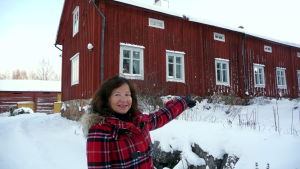 Ann-Britt Edberg visar att gränsen till Vasa nu också finns 200 meter bakom hennes hus.