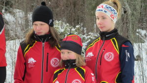 ÖSK:s lag i D16 på prispallen: Emma Skreslett, Emma Äbb och Josefina Sundman. ÖSK:s Emma Äbb, Minna Skreslett och Josefina Sundman tog brons i FSSM i D16-klassens stafett.