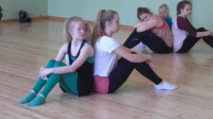 För många flickor betyder dansen mycket. Julia Holmqvist och Ida-Marie Byman i förgrunden.