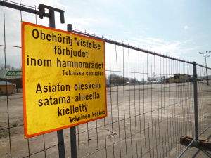 Ingen är välkommen. Ett staket med förbudstext: Obehörig vistelse förbjudet inom hamnområdet. Tekniska centralen.