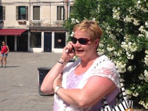 Hanne Lönnberg pratar med Yle Västnylands Monica Slotte då kören Girls är i Italien.